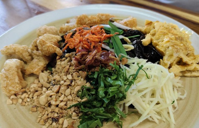 ชวนชิมผัดไทยชาโคลหม่าล่าเอาใจสายแซ่บที่ร้านผัดไทยบ้านเจ้า