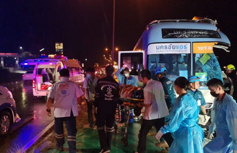 รถทัวร์โดยสารชนรถบรรทุกพ่วงดับ 1 ราย เจ็บ 6 ราย
