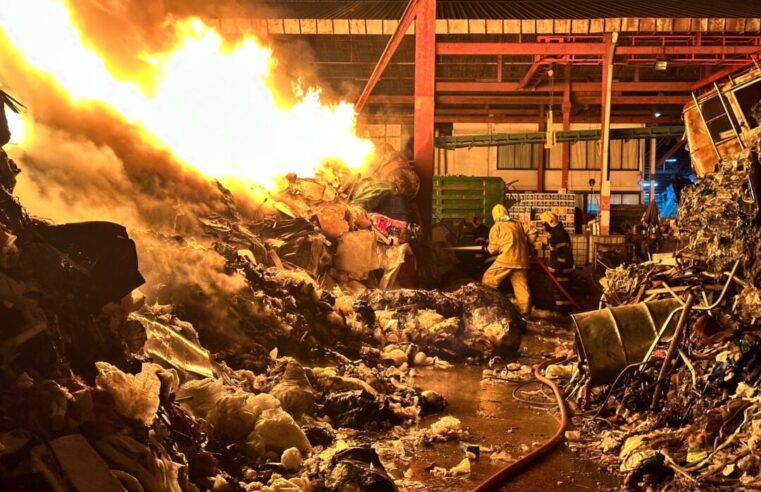 ไฟไหม้กองขยะมหึมาที่วงษ์พาณิชย์สำนักงานใหญ่