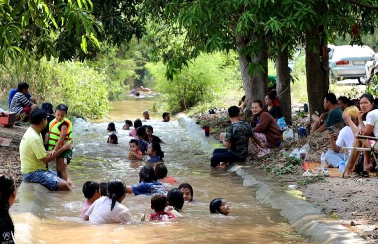ร้อนจัดชาวบ้านแห่เล่นน้ำในคลองส่งน้ำเข้านาคึกคัก