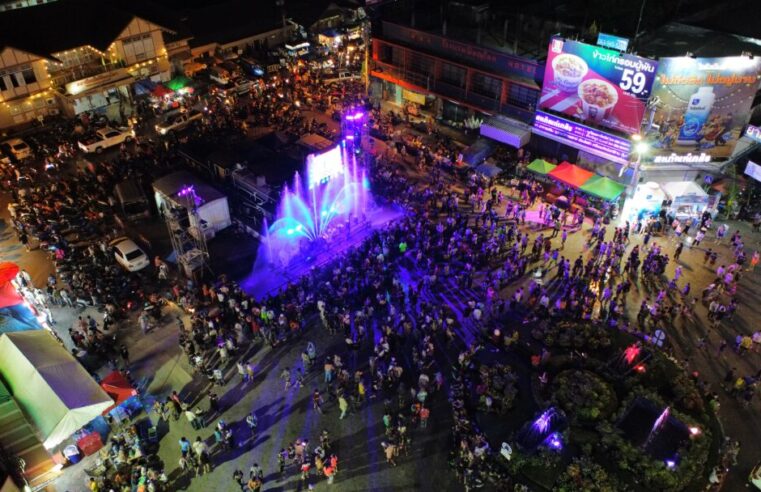 พิษณุโลกเล่นน้ำยันค่ำสนุกสนานที่น้ำพุลีลา