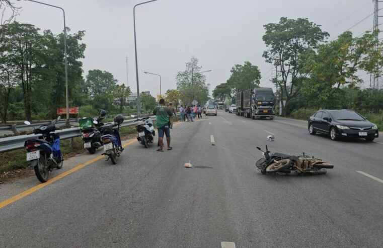 พนักงานเก็บขยะขับ จยย.ชนราวกั้นเกาะกลางถนนดับคาที่