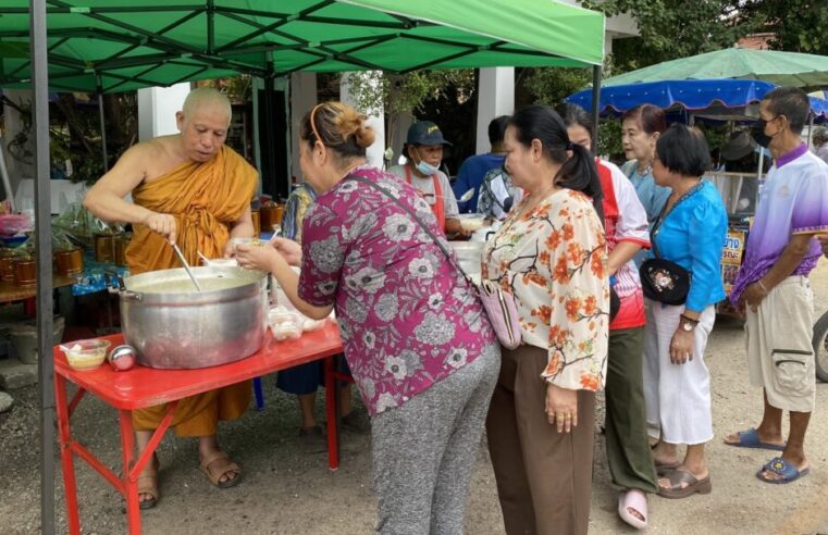 พิษณุโลกร่วมตักบาตร-จัดกิจกรรมเนื่องในวันแม่แห่งชาติ