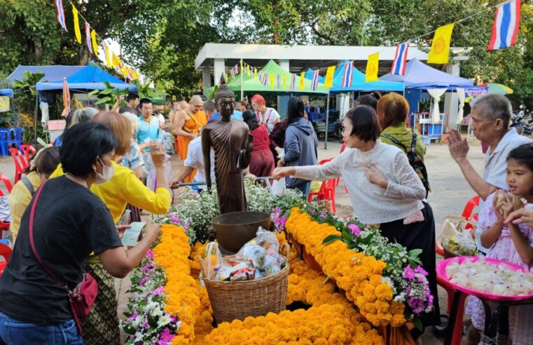 พุทธศาสนิกชนร่วมตักบาตรเทโวโรหนะคึกคัก