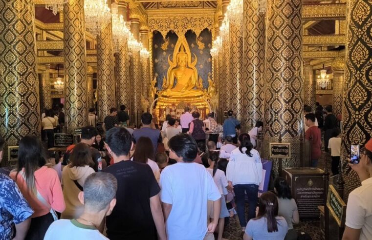 นักท่องเที่ยวกราบไหว้ขอพรพระพุทธชินราชแน่นวัด