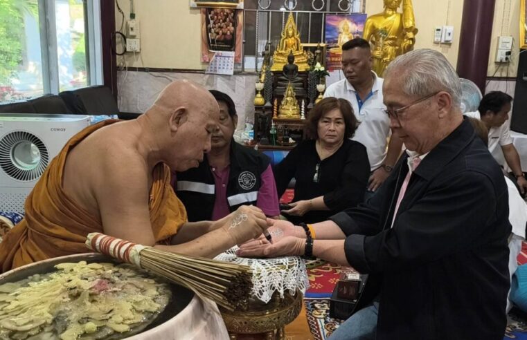 วันหยุดส่งท้ายปี 67 นักท่องเที่ยวสายมูแห่เจิมมือที่วัดราชบูรณะ