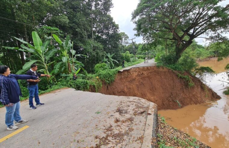 ถนนริมแม่น้ำน่านถูกตัดขาดกลางดึกเหตุฝนตกหนักในพื้นที่