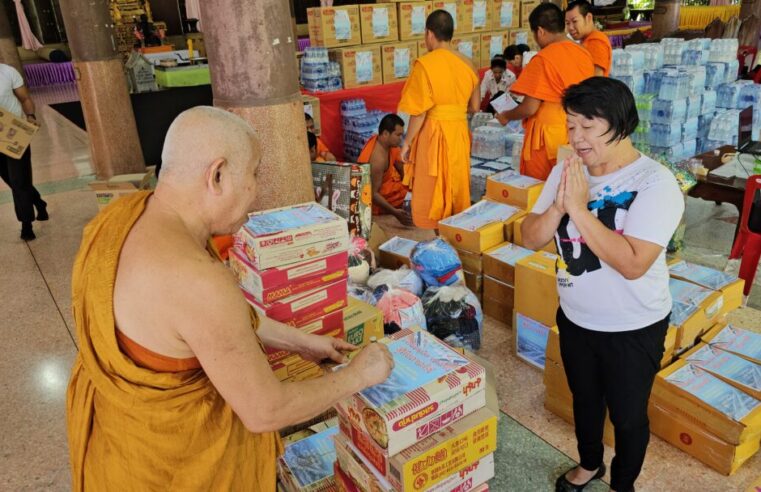 ส่งธารน้ำใจสู่ภาคใต้หลวงพ่อสำลีลงนะมะมนอวยพรผู้ประสบภัย